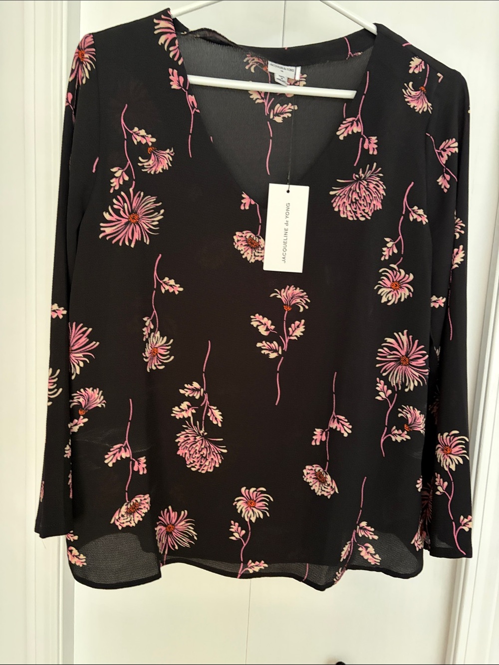 Jacqueline de Yong floral top.
Ptp 20”
Length 24”
Sleeve width 6.5”